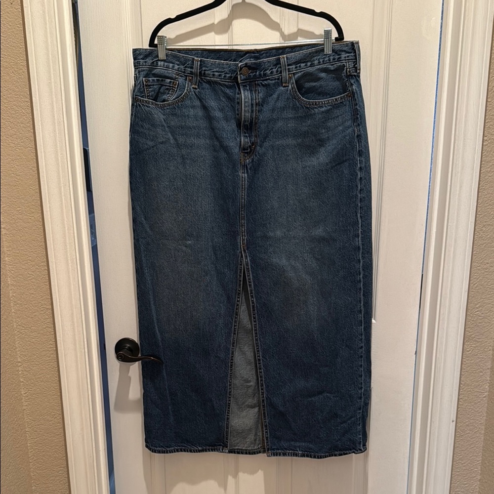 Classic dark Blue Denim women’s Levi skirt